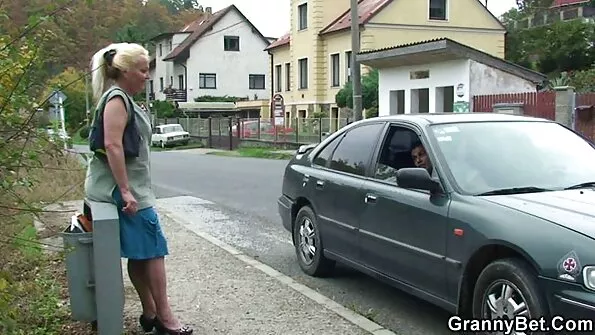Kaks porno seks xnxx rinnakat daami uurivad hoolega täiskasvanud habemega mehe riista.