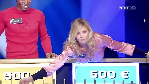 Tätoveeringuga kõhn tüdruk peab pornno sex seksi oma lemmikajaviiteks.