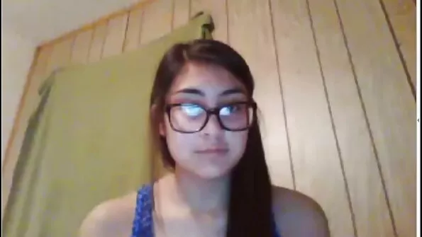 Kuum lits langetas oma aluspüksid ja porno seks video com näitas oma kiisu.