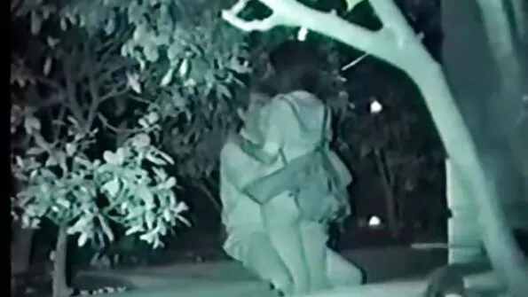 Tätoveeringutega hoor rõõmustab dog porno video oma partnerit suhu.