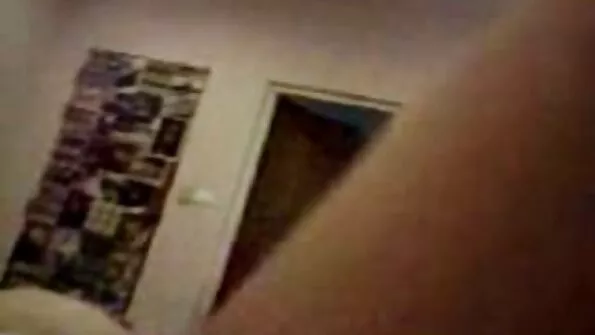 Põlvili neelab seks por o kullake suuga suure riista.