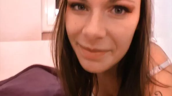 Masturbeerib oma näljast auku tualetis istudes. porno sex porno sex