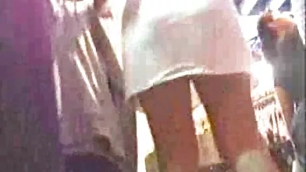 Blondid hõõruvad kiisu ja vahetavad kiisu. pornol seks