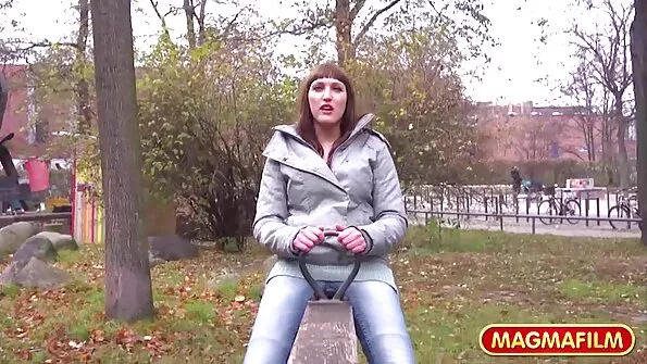 Võttes seljast oma kollase aluspesu, imeb kutt riista sügavalt. seksi porni