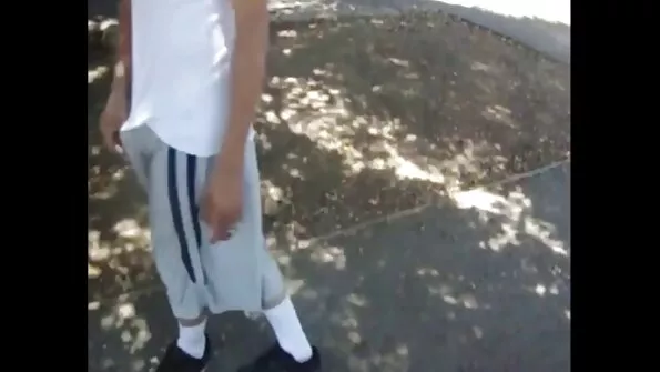 Tätoveeritud brünett suitsetab ja puudutab õde kaamera ees. seksi porono
