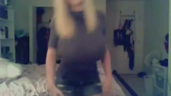 Silikoonrindadega seksikas emane võrgutas puhtsüdamliku sex sex sex porno mehe.