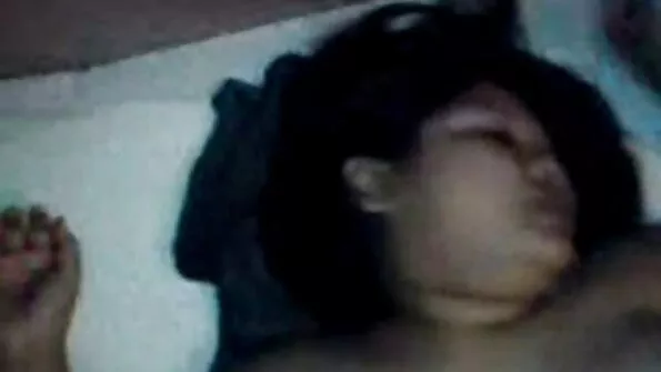 Pikajuukseline preili porno sex porno istus kiisuga diivanile.