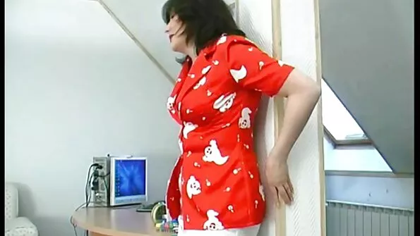 Armastajad xxx seks vidyo kepslevad mänguliselt duši all ja naudivad.