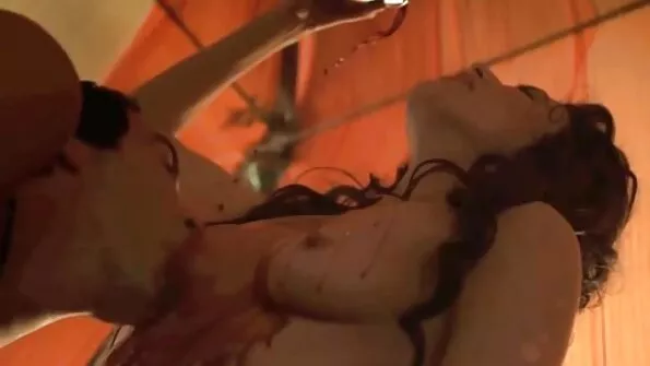 Ta lükkab oma kompaktse karvase porno tv seks peenise avarasse auku.