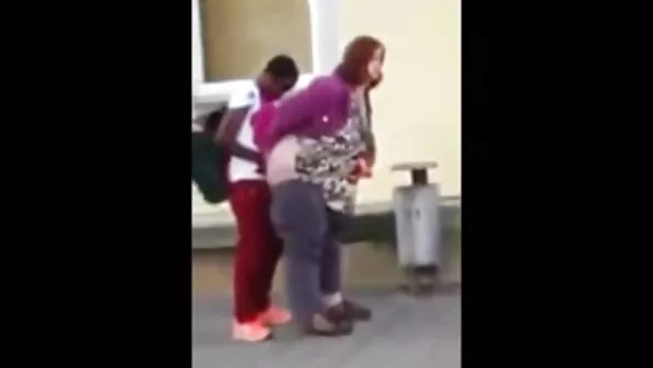 Kutt toidab tibu porno sex tv rinnuga elastsete rindadega.