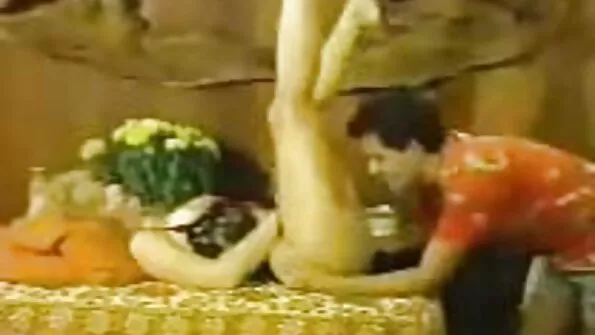 Rinnakas naine võrgutas oma mehe aluspesuga ja andis end köögis. porno sex tv