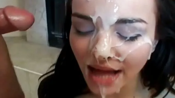 Muretu brünett keppib entusiastlikult taksojuhiga. pornno sex