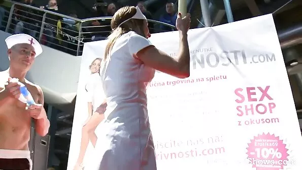 Kuum armastaja fucks kõva õhuke blond väikese rinnaga. ten sex porno