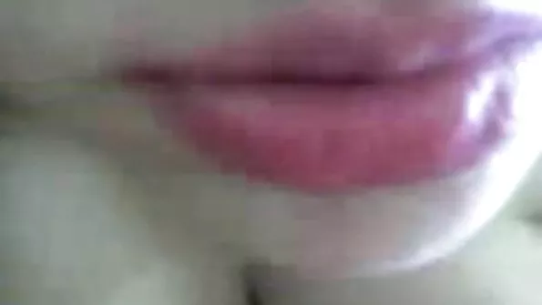Vaoshoitud blond imeb ja free porno seks räägib telefoniga.