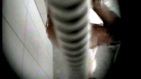 Sukkadega daam masseerib oma tagumikku mänguasjadega. sex porno 90
