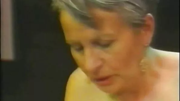 Sain lezbian sex porno võimsa orgasmi käsitsi masturbeerimisest.