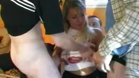 Valgejuukseline daam ajas jalad noore kuradi seks i porno video ees laiali.