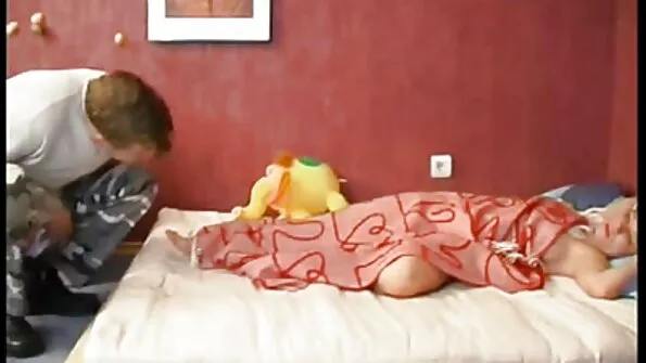 Sulnis daam võtab seksimänguasju por no sek aukudesse.