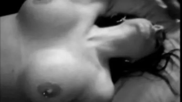 Erootilises riietuses porno sex romantik nukk imeb kinniseotud silmadega.