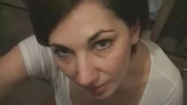 Suure tagumikuga tüdruk sex dog vk istub mustal dildol.