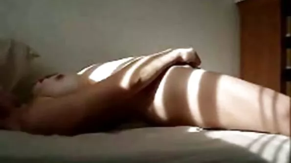 Üksildane erotika seks vidyo tüdruk masturbeerib dildoga voodis.