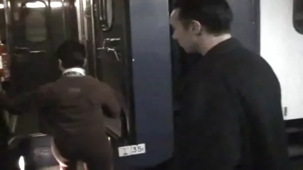 Rinnakas Tai tüdruk sõidab turisti xxxx porno seks riistal kitsa kiisuga.