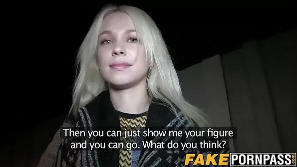 Kaks lahedat ulakat tüdrukut keppivad gaasimaskis trans sex porno video mehega.
