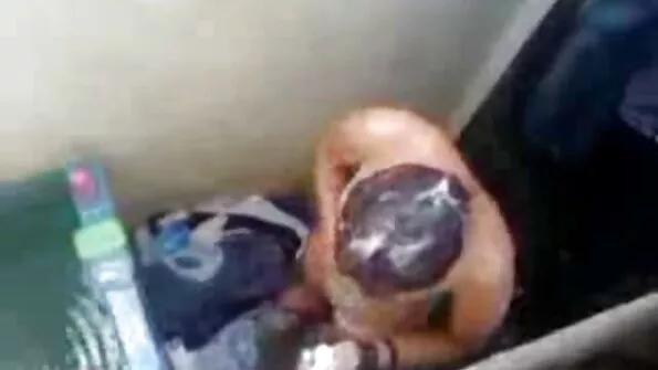 Persses tüdruk, kellel olid pikad punutised suus ja kiisu. xxx vidyo sekis