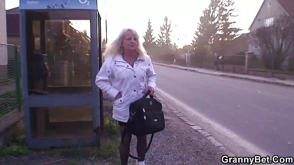 Armastaja keppis porno sekse brünetti tagumiku vahele ja lõpetas tagumikul.