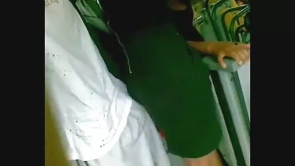 Seksikas tüdruk prno seksi võtab vanni suures vannis.
