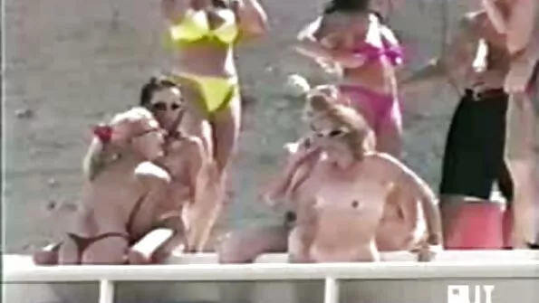 Lesbid andsid end persse, pakkudes mehele mugavusi. swingers sex porno