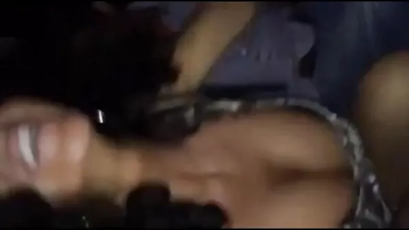Pime keppib porno seks live mustas ülikonnas brünetti.
