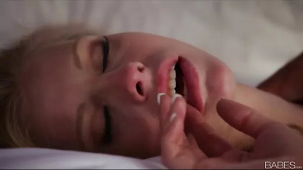 Ilus blond masseerib kätega jalgevahet. sexbedava izle