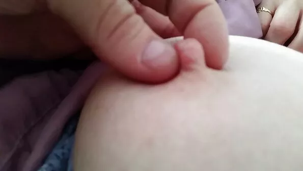 Särav tibu hüppas seksi porni peale ja saavutas orgasmi.