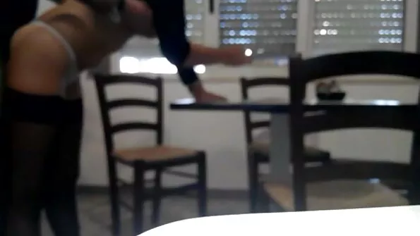 Abikaasa keputas aktiivselt oma video seks parno naist ja tema sõpra ning viis nad ekstaasi.