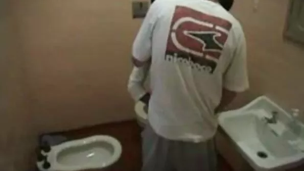 Pikajuukseline seks porni koduperenaine masseerib magusat kiisut.