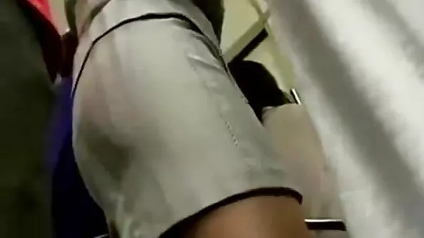 Natuke ebaviisakalt keppis seks parno vidyo tibi läbi aluspükste.