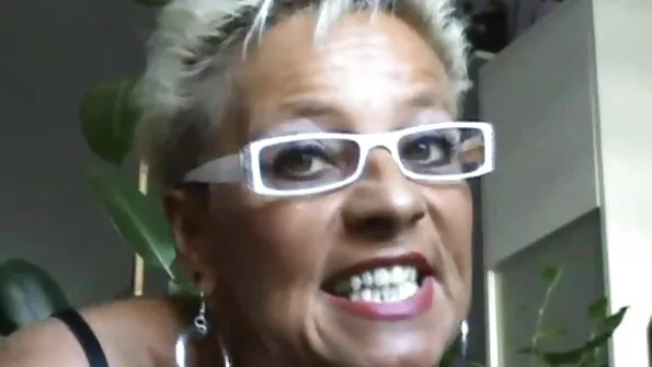 Sukkades koketeeriv porno xxx seksi tüdruk, masturbeeris voodis.
