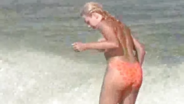 Soolos rahuldab blondiin seks porni end fallose ja vibraatoriga.