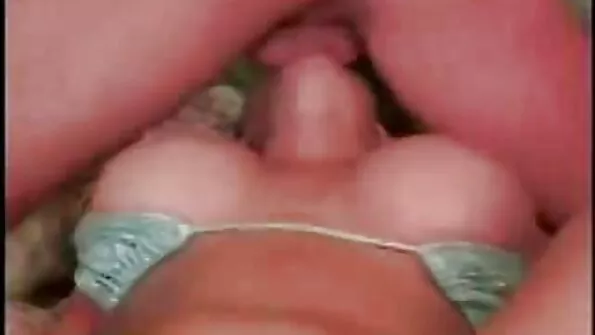 Tüdruk poleerib oma tuppe hoolikalt mänguasjaga. analni seks video