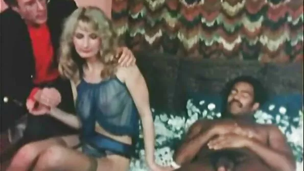 Habemega kutt keppib brünetti voodil tohutu prno seksi riistaga.