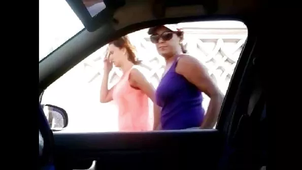 Keerab oma suuri porno sek 18 puusi ja paitab tema mütsi.