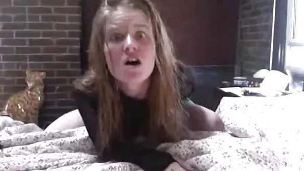 Ta trans sex porno video näitas oma kaunist alasti keha hubases majas.