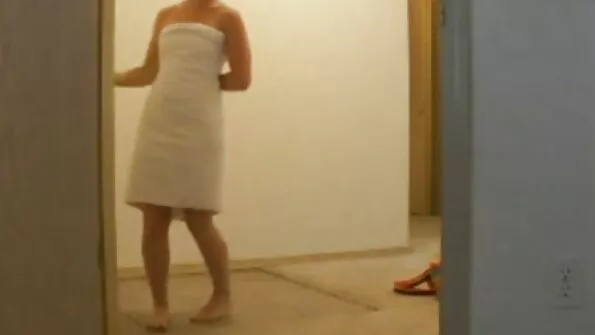 Tüdruk roosades kingades lõbustab end dildodega. izle seks video