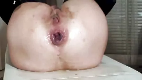 Pikajuukseline brünett tõmbles seks video romantik mehe peenise küljest lahti.