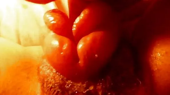 Laiali sirutatud jalgadega naine pritsib mehe käest. situs sex tube