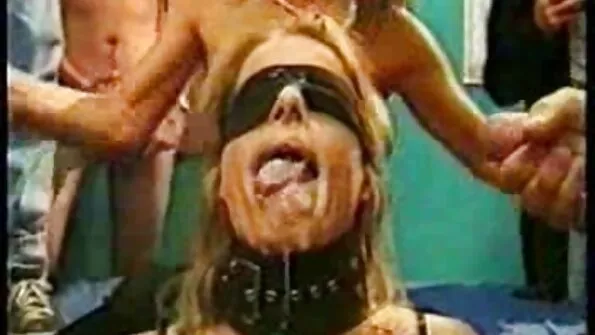 Tibu armastab masturbeerimist dildodega otse dog porno video voodis.