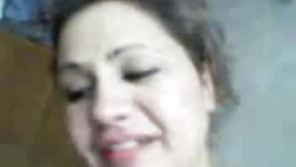 See kiimakas isane seks purno keppib sakslannat voodis oma riistaga.