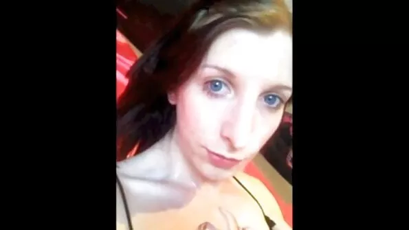 Alasti daam sõrmitseb mänguliste kätega oma karvast o sex porno kiisut.