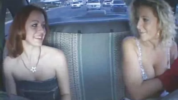 Juht nihutab aluspükse ja lisab porno seks tube noore kirglikkuse.